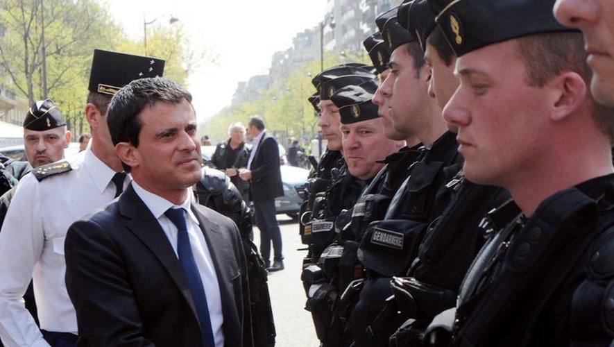 Manuel Valls rencontre les policiers, le 21 avril 2013, juste avant la manifestation anti-mariage homosexuel