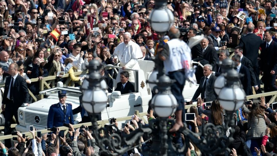Le pape François salue la foule le 27 mars 2016 au Vatican