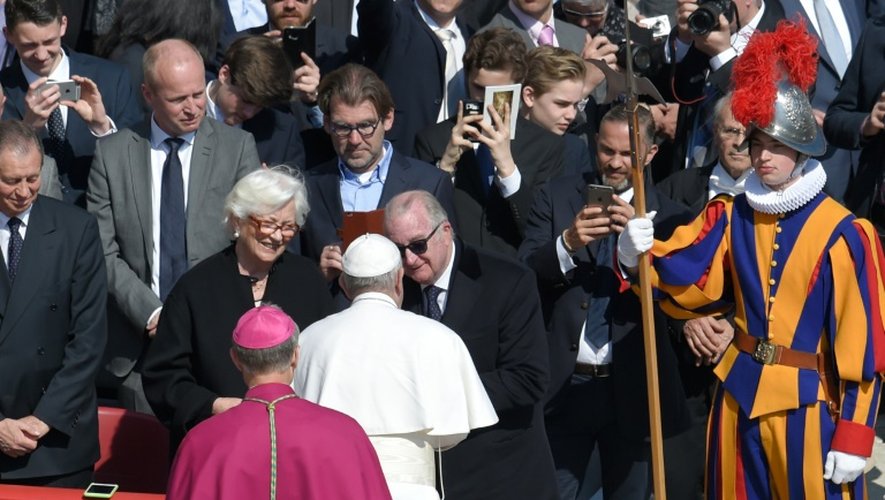 Le pape François salue le roi Albert II de Belgique et la reine Paola lors de la messe de Pâques le 27 mars 2016 au Vatican