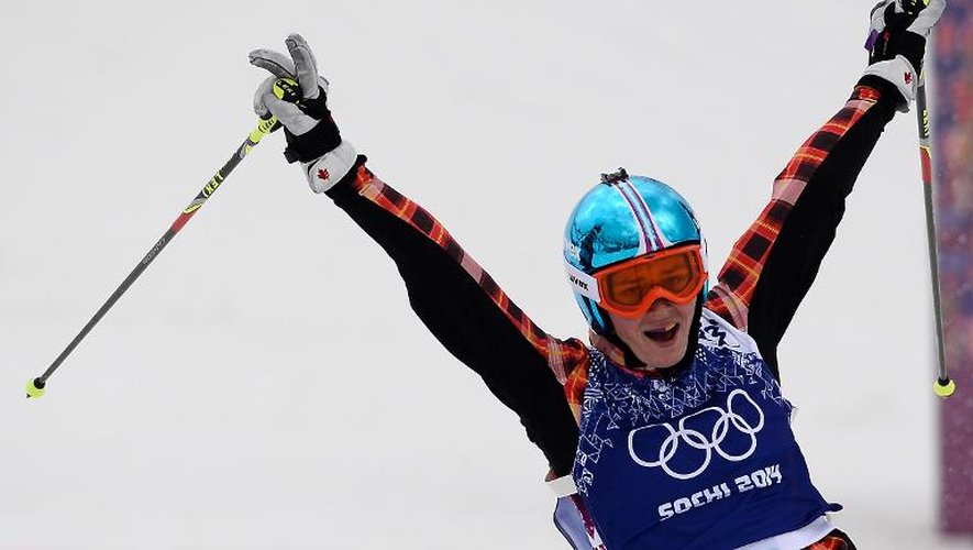 La cjhampionne canadienne Marielle Thompson célèbre sa victoire en finale de skicross au parc extrême de Rosa Khoutor, près de Sotchi, le 21 février 2014