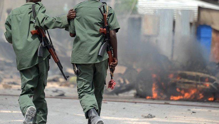 Deux soldats somaliens dans une rue de Mogadiscio après un attentat à la voiture piégée, le 13 février 2014