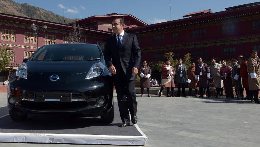 Le PDG de Nissan, Carlos Ghosn, présente une Nissan électrique à Thimphou le 21 février 2014