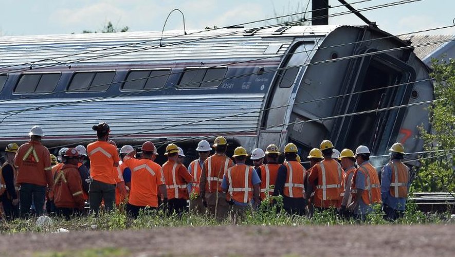 Les sauveteurs autour du train qui a déraillé le 13 mai 2015 à Philadelphie