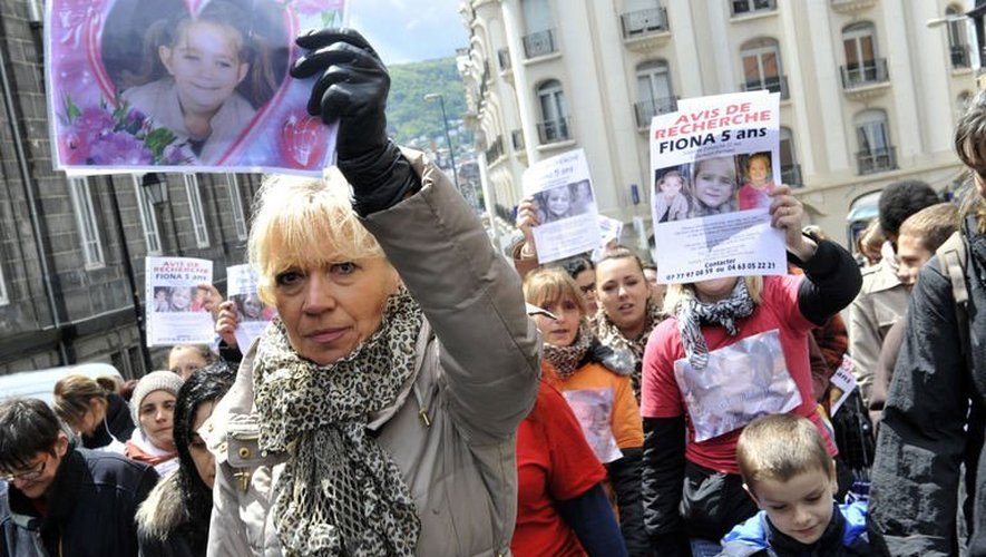 Des manifestants brandissent des photos de la petite Fiona, disparue le 12 mai 2013 lors d'une marche à Clermont-Ferrand le 25 mai 2013