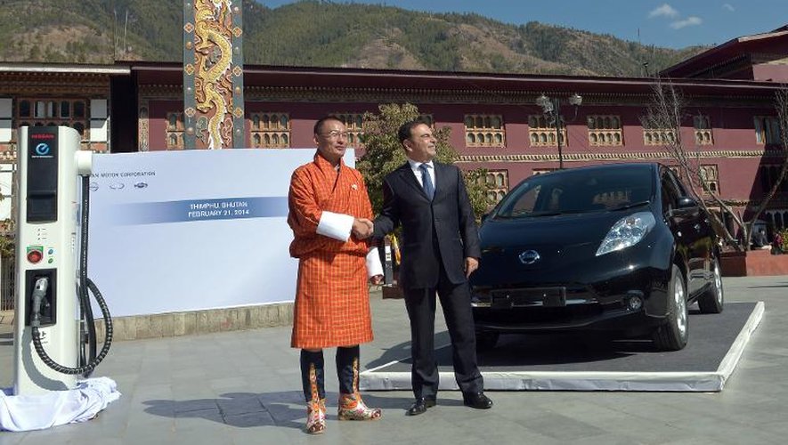 Le PDG de Nissan, Carlos Ghosn et le Premier ministre du Bhoutan Tshering Tobgay devant la voiture électrique Leaf, le 21 février 2014 à Thimphu
