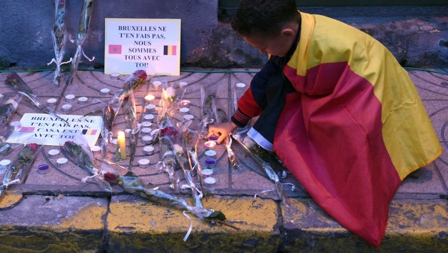 Un enfant recouvert du drapeau belge rend hommage aux victimes des attents de Bruxelles à Casablanca le 26 mars 2016