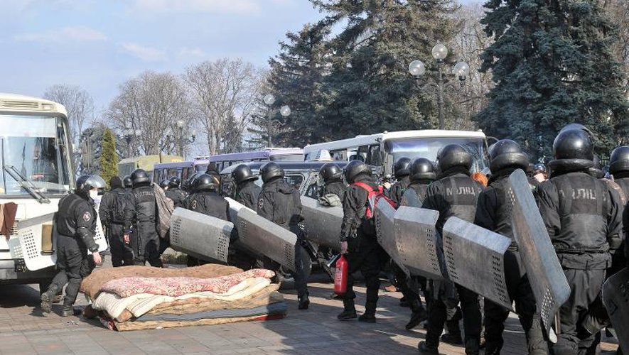 Des policiers ukrainiens quittent leur position autour du Parlement, le 21 février 2014 à Kiev