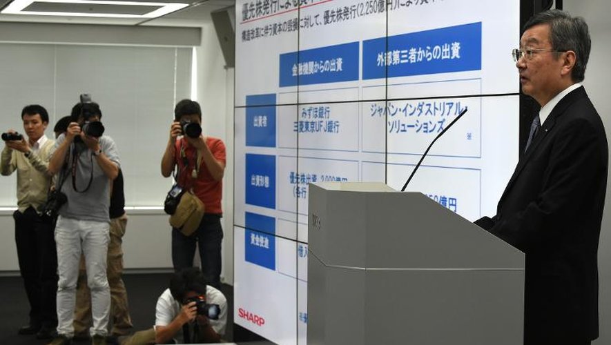 Le président de Sharp Kozo Takahashi lors d'une conférence de presse à Tokyo, le 13 mai 2015