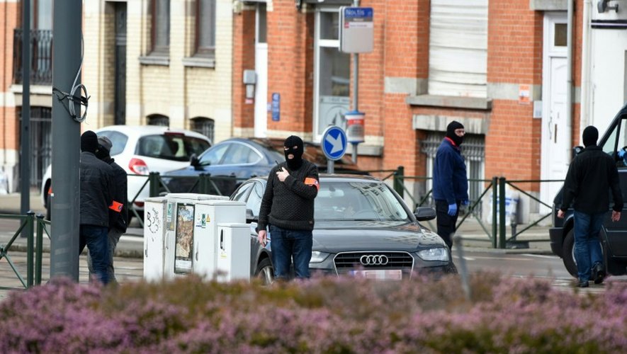 Des policiers lors d'une opération anti-terroriste dans le quartier de  Schaarbeek à  Bruxelles, le 25 mars 2016