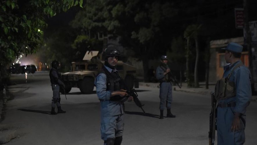 Des policiers afghans devant le Park Palace, une résidence attaquée le 13 mai 2015 par des talibans à Kaboul
