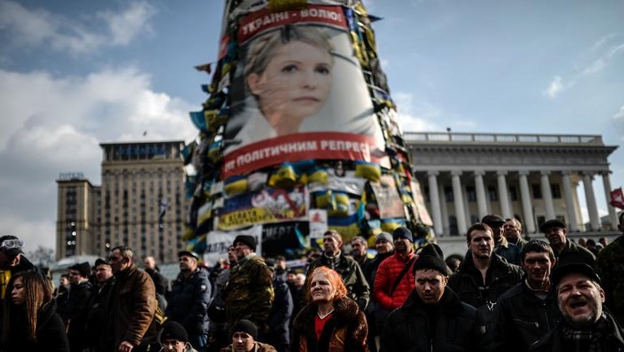 Des manifestants devant une affiche de Ioulia Timochenko, sur la place de l'Indépendance à Kiev, le 21 février 2014