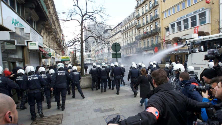 La police disperse des manifestants nationalistes belges qui perturbaient les hommages aux victimes des attentats, le 27 mars 2016 à Bruxelles