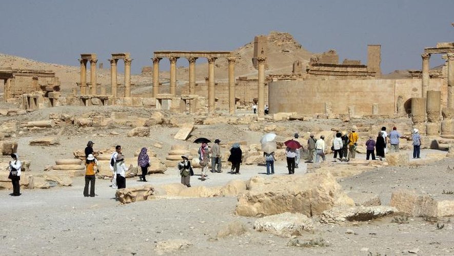 Des touristes visitent le site de Palmyre en Syrie, le 19 juin 2010