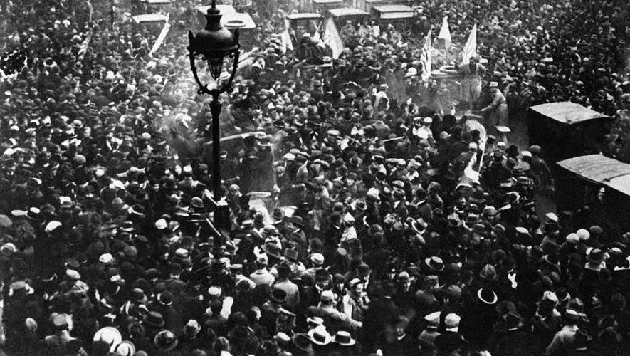 La foule des parisiens manifeste sa joie sur les Grands Boulevards à Paris, le 11 Novembre 1918, à l'annonce de la signature de l'armistice entrre l'Allemagne et les Alliés, mettant fin à la Première Guerre Mondiale.