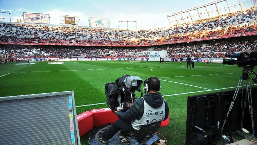 Un cameraman en position pour la retransmission du match opposant Séville FC à l'Atletico Madrid au stade Sanchez Pizjuan, le 1er mars 2015