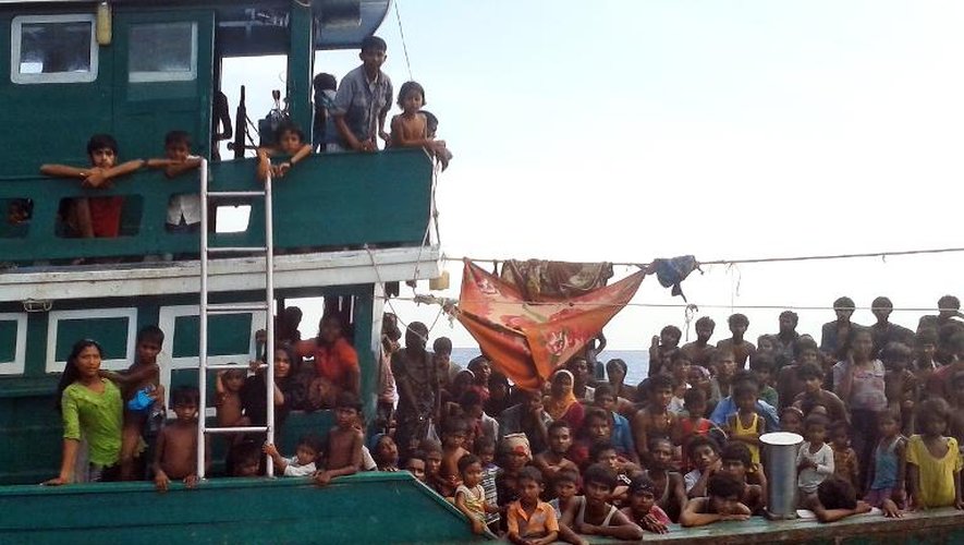 Un bateau de migrants rohingyas le 14 mai 2015 en mer Andaman au large de la Thaïlande