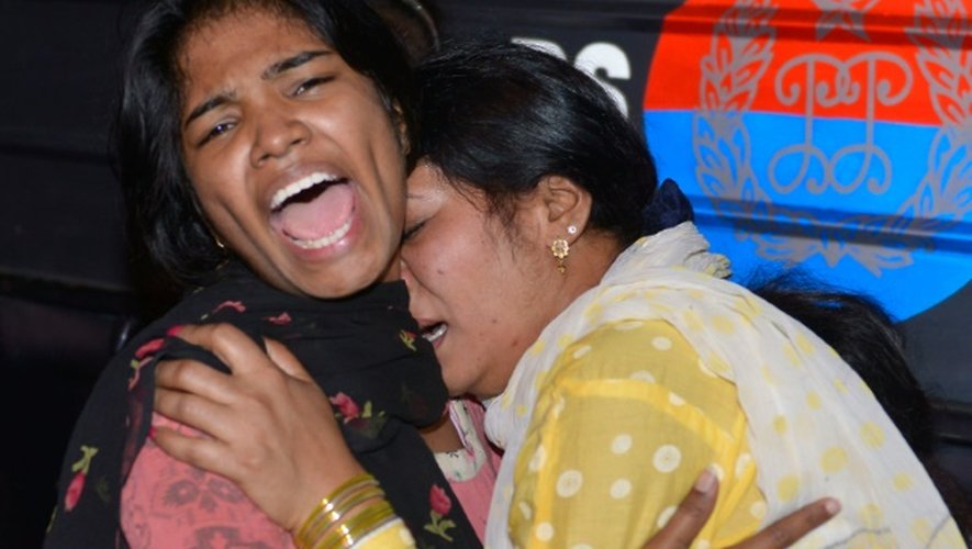 Deux femmes pleurent la mort de proches après une explosion meurtrière à Lahore (est), le 27 mars 2016