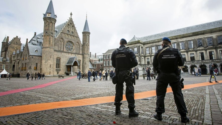 La police militaire hollandaise monte la garde lors d'une patrouille à La Haye, le 23 mars 2016