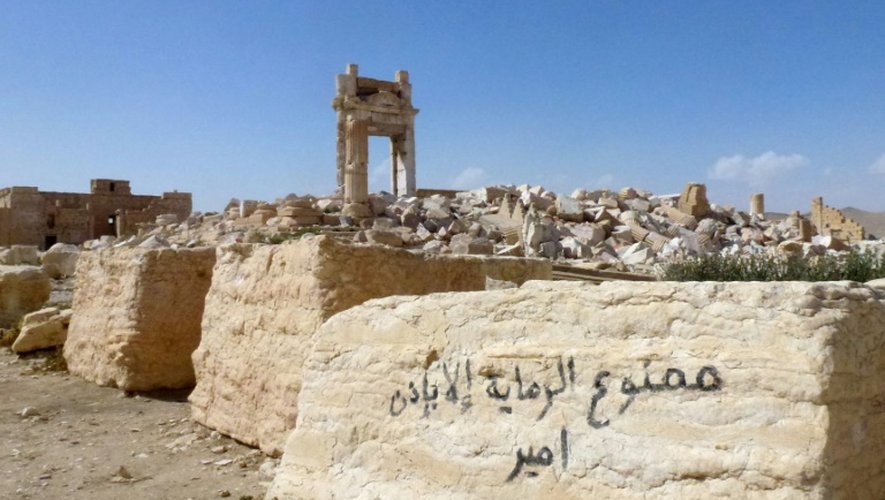Une photo prise le 27 mars 2016 des débris du temple de Bêl, détruit par le groupe jihadiste Etat islamique. Sur le graffiti on peut lire "il est interdit de fumer sans l'accord du chef"