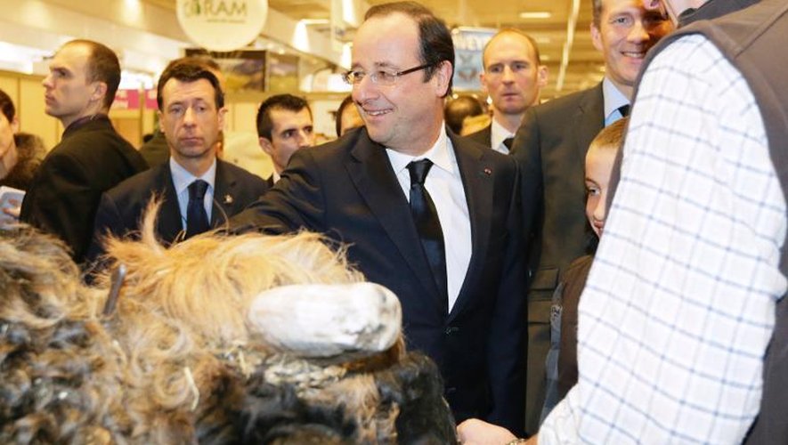 Le président François Hollande au salon de l'agriculture à Paris, le 23 février 2013