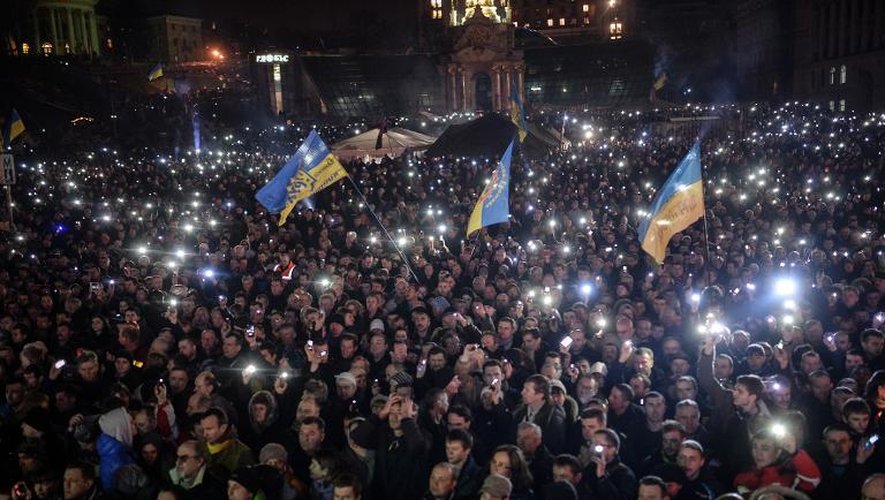 Des manifestants ukrainiens rassemblés place de l'Indépendance à Kiev, le 21 février 2014 après l'accord signé entre le président Ianoukovitch et les trois leaders de l'opposition