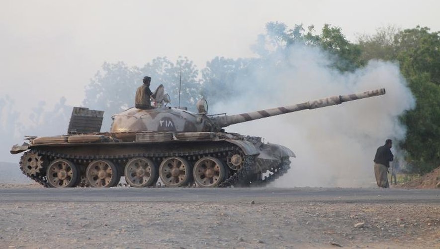Les rebelles chiites aux commandes d'un char à l'entrée du quartier Mansoura le 14 mai 2015 dans leport d'Aden