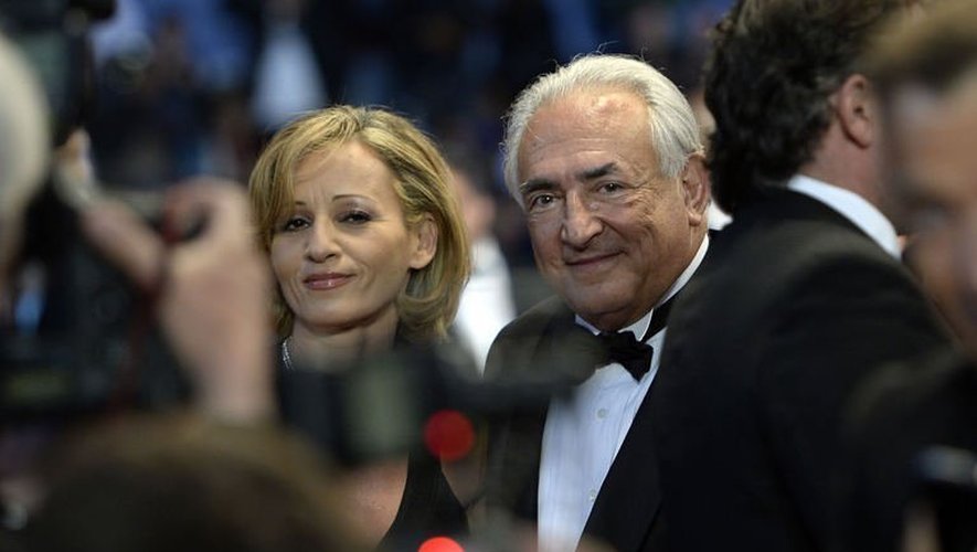 L'ex-président du Fonds monétaire international Dominique Strauss-Kahn en compagnie de Myriam L'Aouffir, présentée par la presse people comme sa nouvelle compagne, le 25 mai 2013 à Cannes