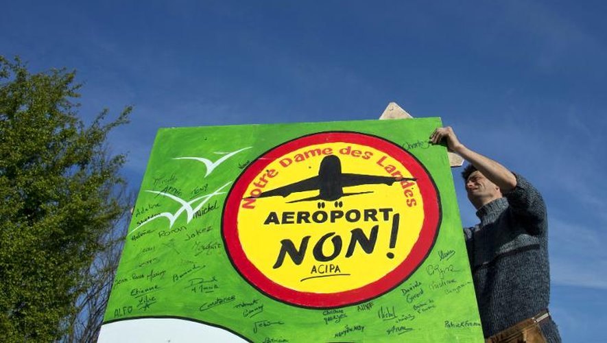 Un opposant au projet d'aéroport de Notre-Dame-des-Landes avant une manifestation à Nantes, le 4 mai 2013