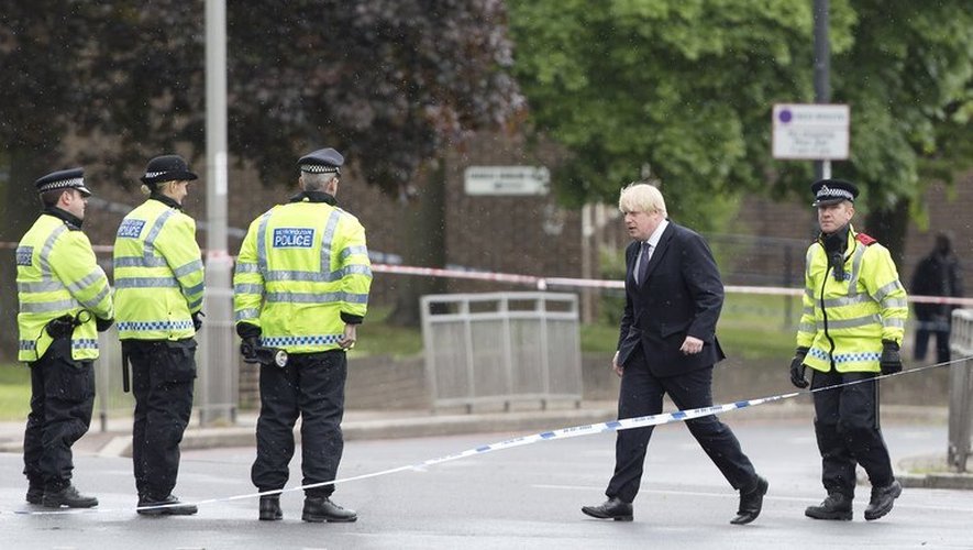 Le maire de Londres Boris Johnson avec des policiers à l'endroit où un soldat a été tué mercredi 23 mai 2013