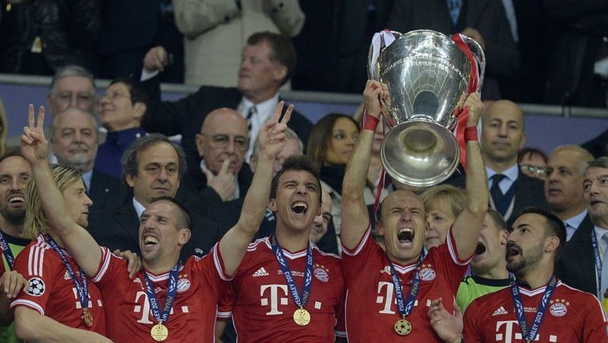 Les joueurs du Bayern brandissent le trophée de la Ligue des champions, remportée face à Dortmund, le 25 mai 2013 à Wembley