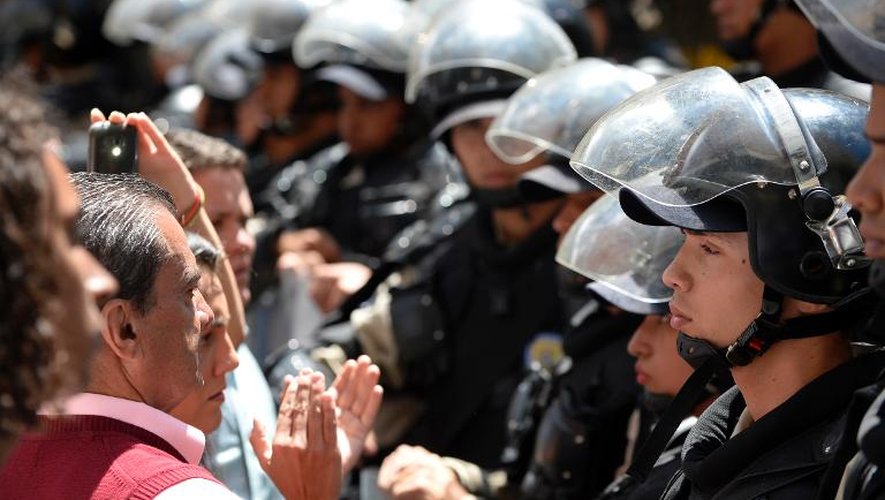 Les opposants au gouvernement du président maduro affrontent la police à Caracas le 21 février 2014
