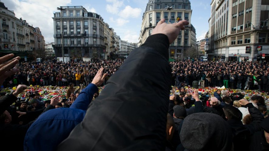 Des manifestants nationalistes belges sur la place de la Bourse à Bruxelles, le 27 mars 2016, alors que la foule est venue rendre hommage aux victimes des attentats