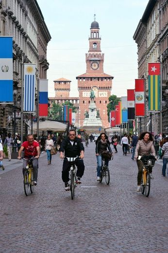 Des cyclistes dans le centre de Milan, le 22 mai 2013