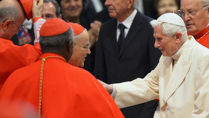 Le pape émérite Benoît XVI (d) est accueilli par les cardinaux pour participer au consistoire à la Basilique Saint-Pierre, au Vatican, le 22 février 2014 à Rome