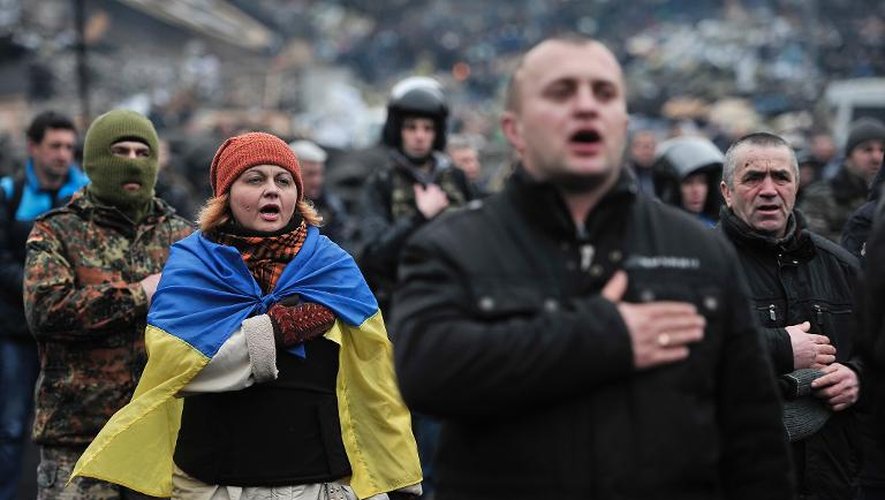Des opposants au président ukrainien Viktor Ianoukovitch chante l'hymne national sur le Maïdan le 22 février 2014