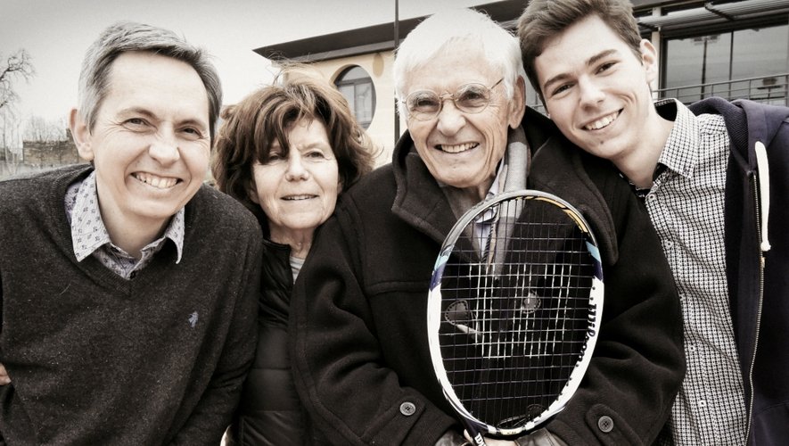 Alexandre (18 ans), Laurent (47 ans), Jean-Jacques (72 ans) et Annie (68 ans)<ET>: trois générations de Crognier unies par les liens du sang mais aussi du tennis et de ces courts ruthénois (ici à Vabre) qui les ont vus grandir tour à tour.
