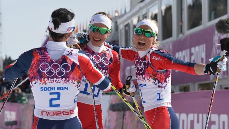 Le trio norvégien impérial sur le 30 km de ski de fond: Marit Bjoergen (G), Kristin Stoermer Steira (C) et Therese Johaug (D) savourent leur victoire sur le complexe Laura de Rosa Khoutor le 22 février 2014