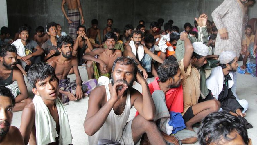 Un groupe de migrants rohingyas rassemblés le 15 mai 2015 à Kuala Langsa dans la province d'Aceh après avoir été secourus en mer