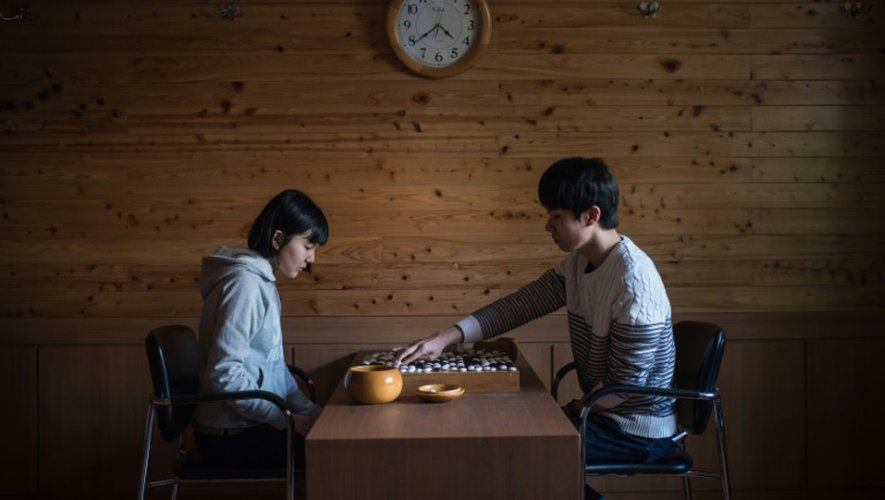 Le professeur de go Jo Gyung-Ho (d) joue contre l'étudiante japonaise Mori Chisaki à l'institut Lee Se-Dol à Séoul, le 18 mars 2016