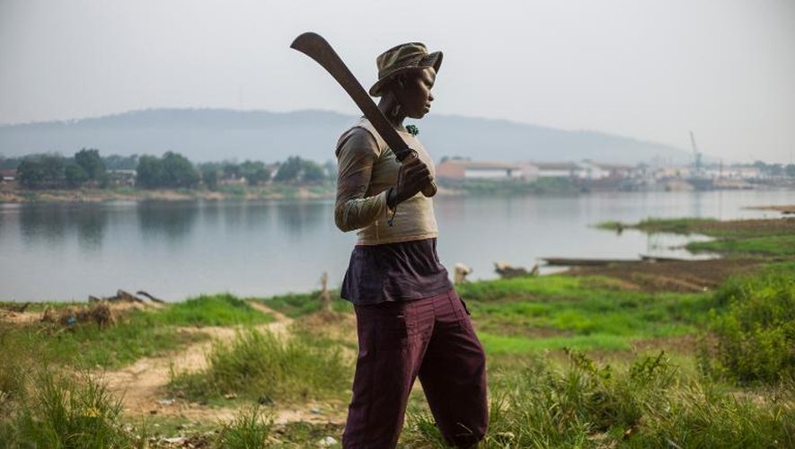 Une "amazone" anti-balaka sur l'île des Singes à Bangui, Centrafrique, le 21 février 2014