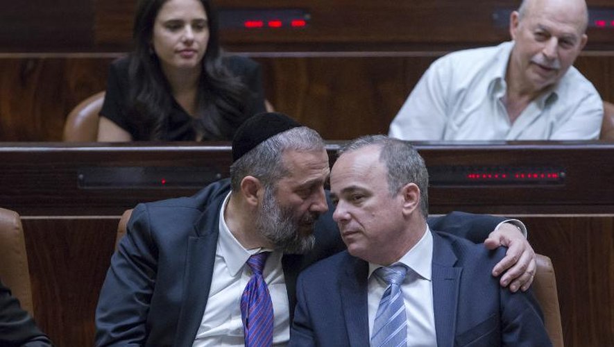 Les nouveaux ministres de l'Economie Arye Deri, et de l'Energie Youval Steinitz, lors du vote de confiance de la Knesset le 14 mai 2015 à Jérusalem