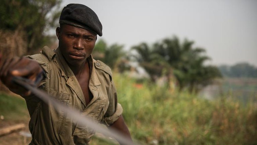 Charlie Kilo, qui se présente comme le chef des "amazones" anti-balaka sur l'île des Singes à Bangui, Centrafrique, le 21 février 2014