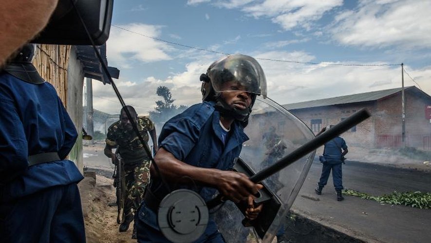 Un policier burundais lors d'affrontements le 13 mai 2015 à Burumbura