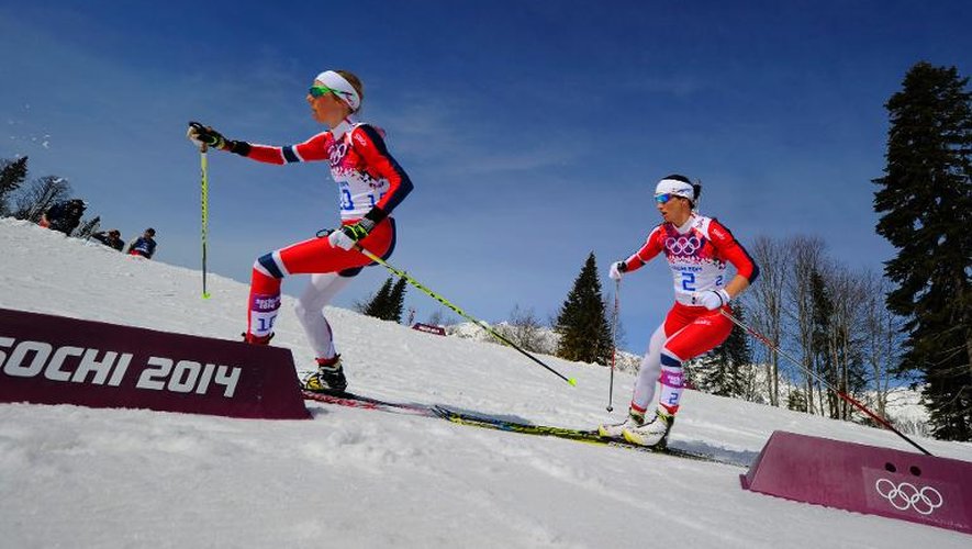 Les Norvégiennes Kristin Stoermer Steira (g) et Marit Bjoergen (g) se disputent la 1re place du 30 km de ski de fond à Rosa Khoutor, le 22 février 2014
