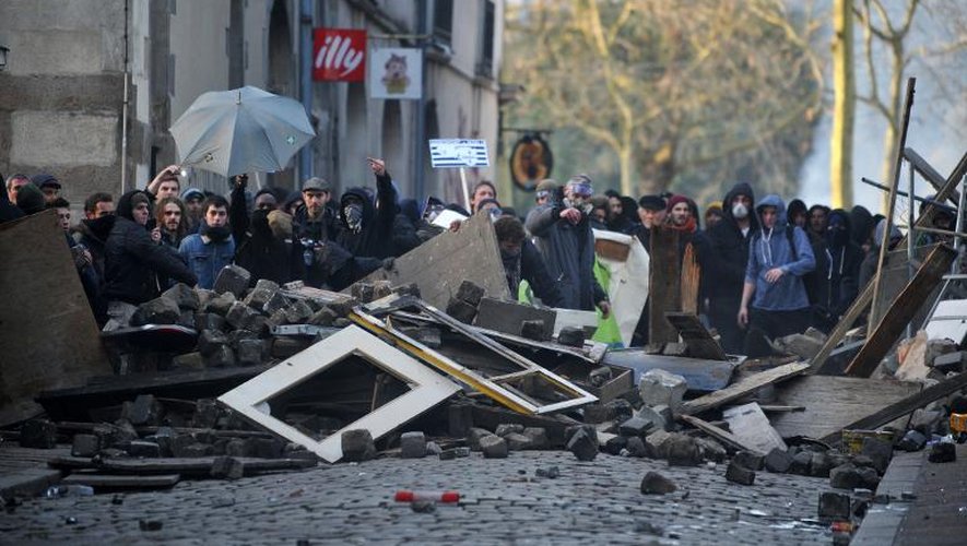 Des manifestants derrière des barricades à Nantes le 22 février 2014