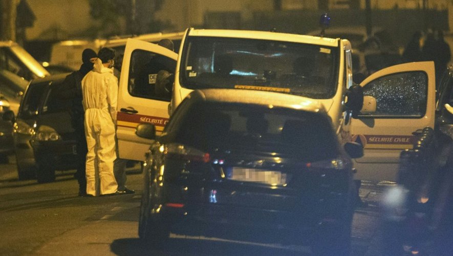 Des policiers autour du lieu de l'arrestation d'un suspect préparant un attentat en France le 25 mars 2016 à Argenteuil
