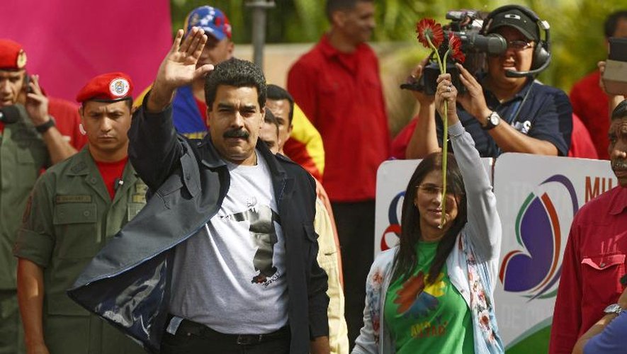 Le président vénézuélien Nicolas Maduro et sa femme participent à une marche à Caracas le 22 février 2014
