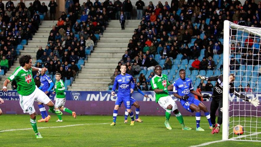 L'attaquant brésilien de Saint-Etienne Brandao (g) inscrit de la tête un but contre Bastia, le 22 février 2014 en Ligue 1 à Armand Cesari