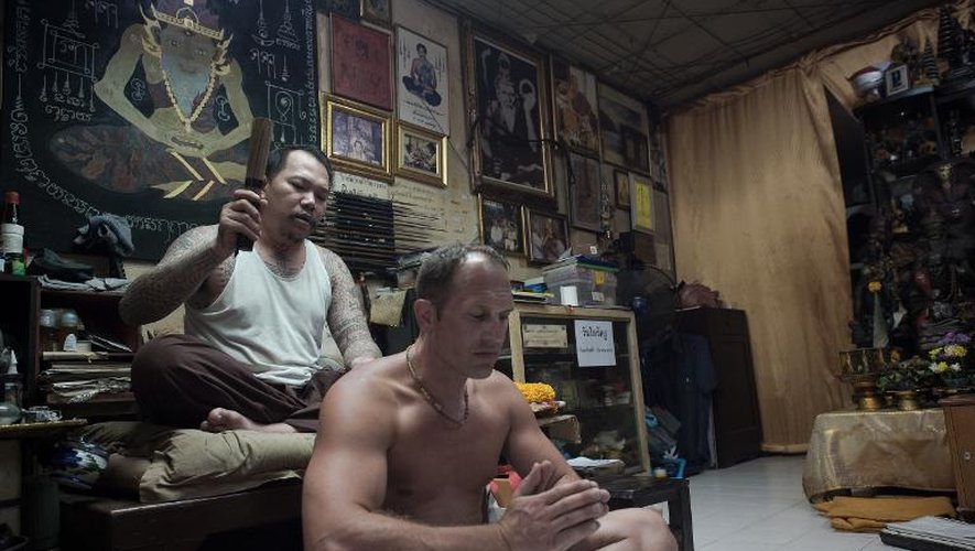 Un touriste allemand se fait tatouer par le tatoueur Arjarn Neng, le 29 janvier 2015 à Bangkok