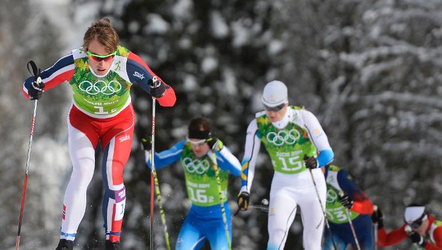 Le fondeur norvégien Petter Jr Northug (devant) en finale de l'épreuve de sprint par équipes de ski de fond à Rosa Khoutor, le 19 février 2014
